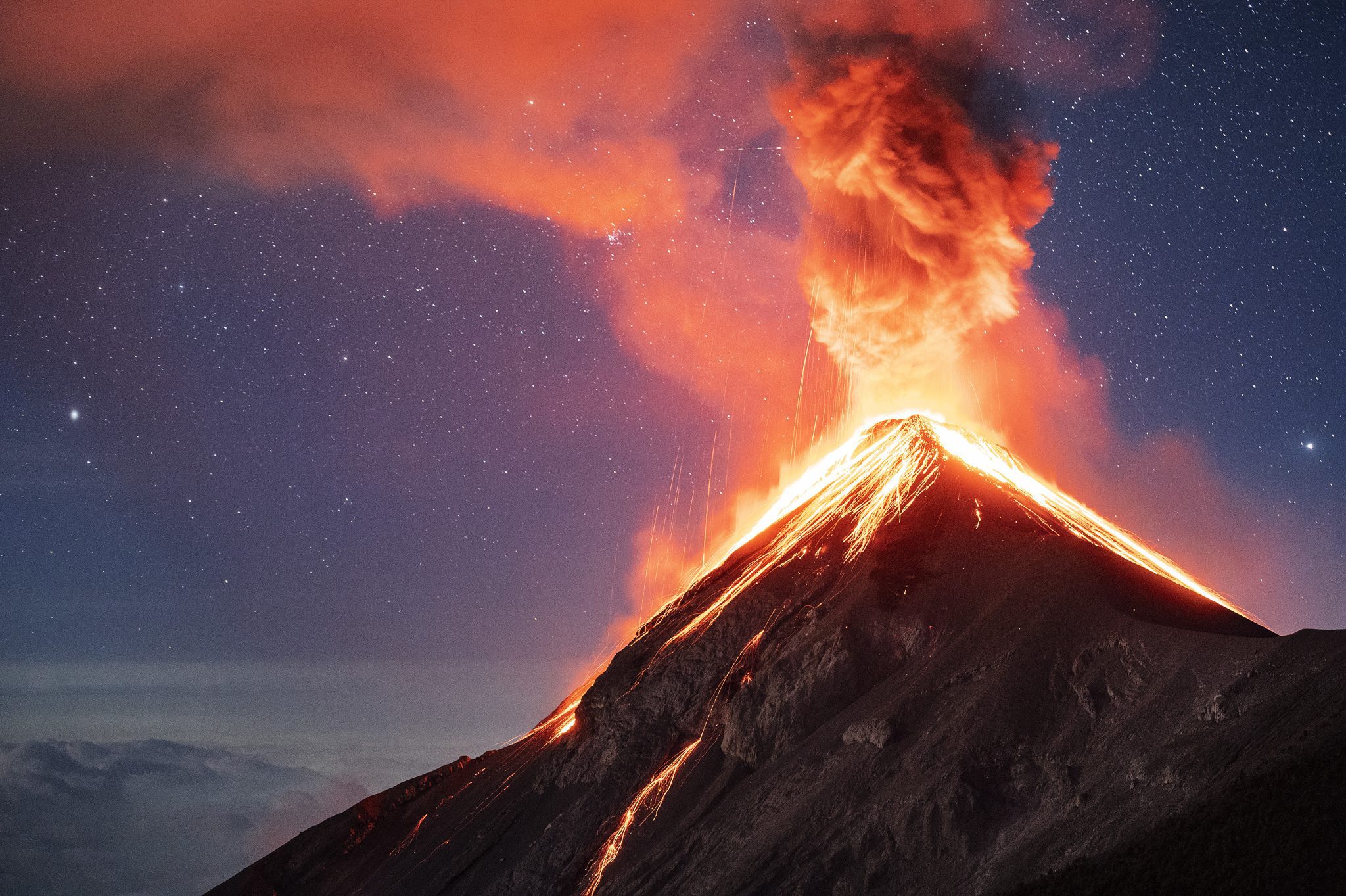 Вулкан 2023 россия. Вулкан Фуэго. Извержение вулкана Фуэго в Гватемале. Щитовой вулкан. Щитовой вулкан вулкан фото.